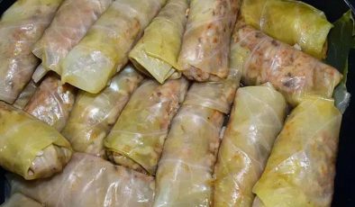 Lahana sarması dağlıyorsa böyle yapın! 40 yıllık aşçı dağılmayan lahana sarmasının püf noktasını verdi