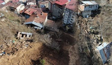 Artvin’de sel felaketi! ‘Binadakileri taş atarak uyandırdık’