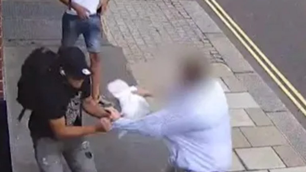 İngiltere’de saatini çalmak isteyen hırsızları kebap paketiyle dövdü